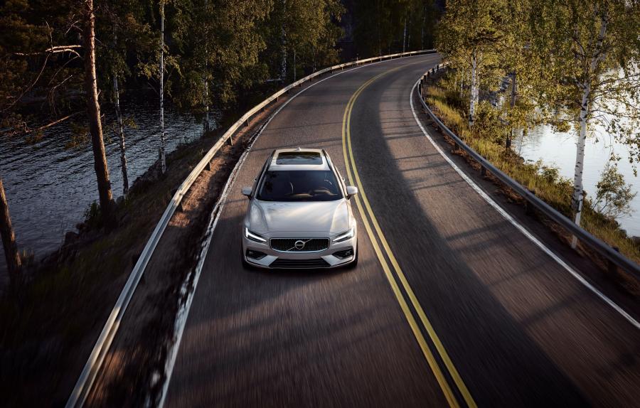  Volvo V60 T6 Momentum 2018 года  (WW) (фото 7 из 15)